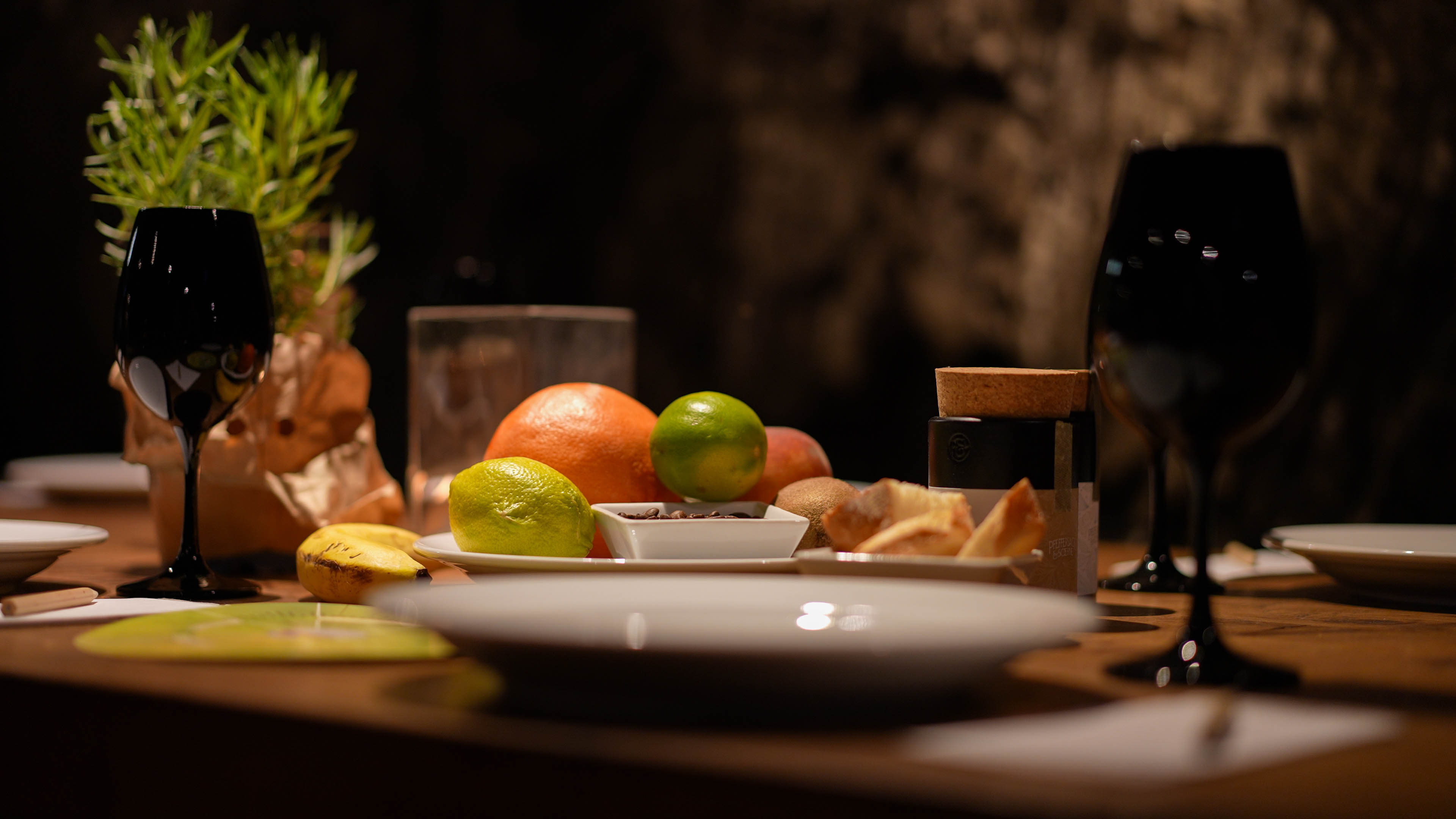 eingedeckter Tisch während der Weinwerkstatt spurensuche nach Aromen im Weingut Schwaab mit Weingläsern, Obst und Aromen. 