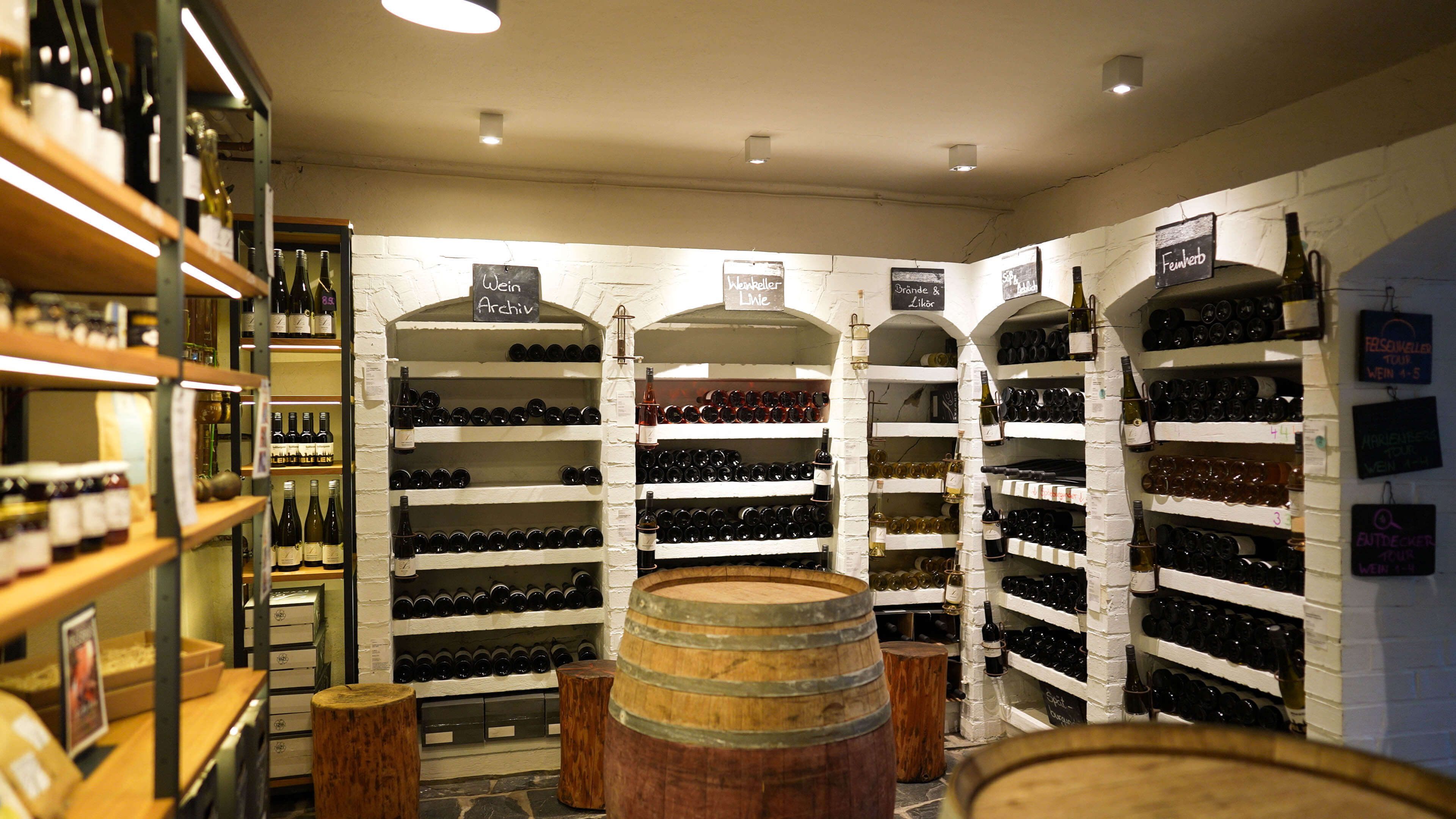 Blick auf das Flaschenlager mit regionalen Weinen und Feinkost in der Vinothek vom Weingut Schwaab in Koblenz. 